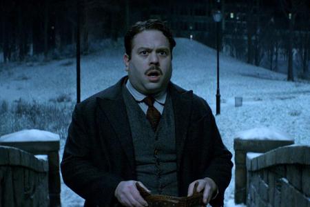 Denn Jacob (gespielt von Dan Fogler, ein ahnungsloser No-Maj, wie die Amerikaner zu Muggel sagen) lässt aus Versehen einige ...