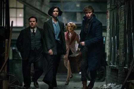 Newt, Tina, Queenie und Jacob müssen Newts verschwundene Geschöpfe wiederfinden, bevor ihnen etwas zustößt. Gleichzeitig wer...
