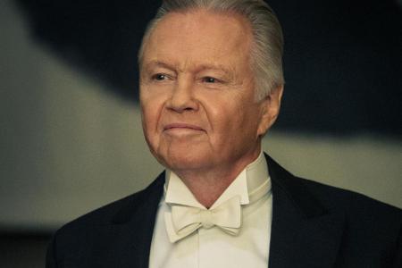 Angelina Jolies Vater Jon Voight ist ebenfalls in einer kleinen Rolle dabei. Er spielt Henry Shaw, Sr.