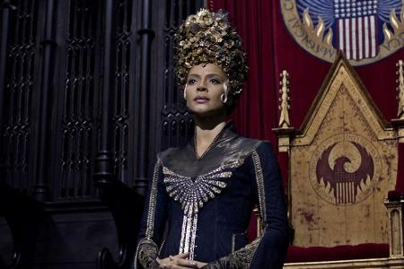 Carmen Ejogo tritt als Seraphina Picquery in dem Film auf, die in der Zaubererwelt der USA das Sagen hat.