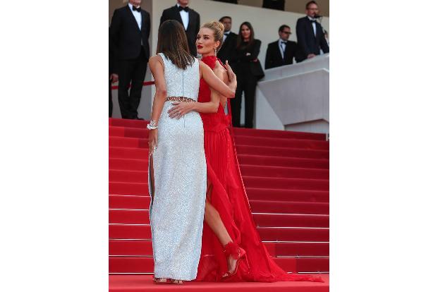 ...im Arm kann man sich doch auch mal getrost sehen lassen. Ätsch, Bella! Rosie ist eben auf Du und Du mit Alessandra. Und...