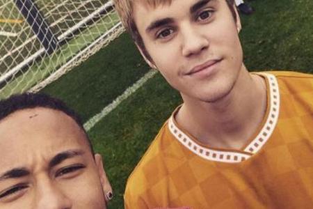 Bitte alle lächeln: Neymar knipst ein Selfie mit Mädchenschwarm Justin Bieber und seinem Barca-Kollegen Rafinha Bitte alle lächeln: Neymar knipst ein Selfie mit Mädchenschwarm Justin Bieber und seinem Barca-Kollegen Rafinha