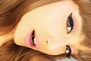 Lindsay Lohan kritisiert das Make-up von Ariana Grande