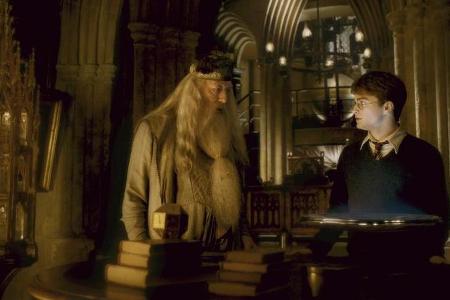 Schuldirektor Albus Dumbledore (Michael Gambon, l.) warnt Harry Potter (Daniel Radcliffe) vor einem weiteren Angriff des dun... Schuldirektor Albus Dumbledore (Michael Gambon, l.) warnt Harry Potter (Daniel Radcliffe) vor einem weiteren Angriff des dun...