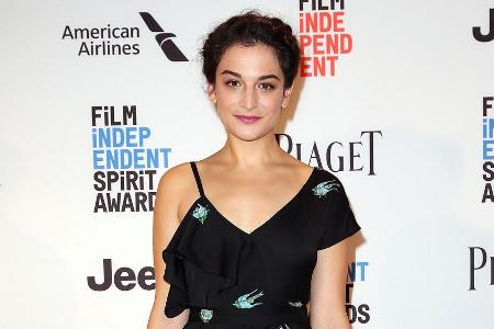 Mit diesem modernen Look gab Jenny Slate die Nominierungen des Independent Spirit Awards bekannt Mit diesem modernen Look gab Jenny Slate die Nominierungen des Independent Spirit Awards bekannt