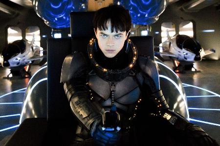 Dane DeHaan spielt Agent Valerian - im Hintergrund die Skyjets Dane DeHaan spielt Agent Valerian - im Hintergrund die Skyjets