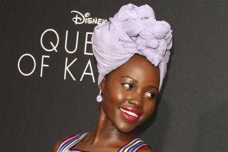 Lupita Nyong'o zeigt, wie stylisch ein aufwändig gewickelter Turban sein kann Lupita Nyong'o zeigt, wie stylisch ein aufwändig gewickelter Turban sein kann