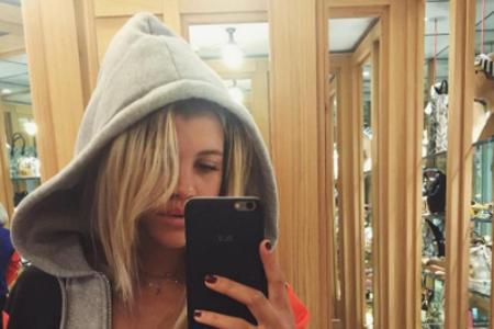 Sofia Richie hält ihren Kopf mit einer Kapuze warm