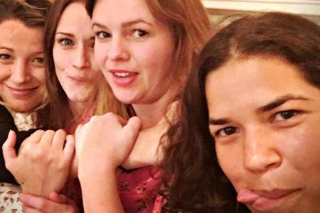 Blake Lively, Alexis Bledel, Amber Tamblyn und America Ferrera (v.l.) sind privat eng befreundet Blake Lively, Alexis Bledel, Amber Tamblyn und America Ferrera (v.l.) sind privat eng befreundet