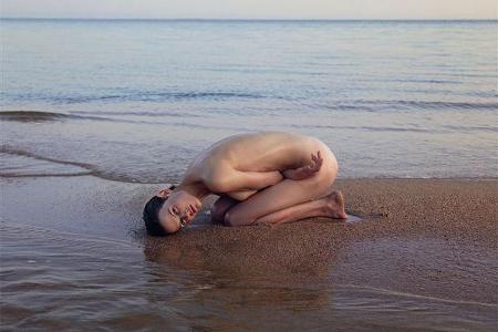 Saskia de Brauw, das niederländische Model, posiert für den Pirelli-Kalender 2012.