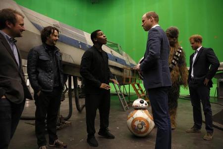 ...konnte ihm das John Boyega weiterhelfen, der mit dem Enkel der Queen sehr angeregt ein Gespräch führte. Anscheinend musst...