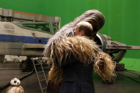 ...Prinz William eine kräftige Umarmung des pelzigen Freundes. Und wer will schon nicht mit Chewbacca knuddeln? Irgendwie...