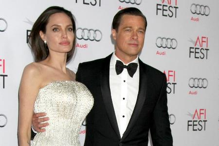 Im November 2015 ahnte noch niemand, dass es bei Angelina Jolie und Brad Pitt zu einem Scheidungskrieg kommen würde Im November 2015 ahnte noch niemand, dass es bei Angelina Jolie und Brad Pitt zu einem Scheidungskrieg kommen würde
