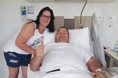 Torsten liegt im Krankenhaus statt am Strand, die gute Laune lassen er und Freundin Sandra sich trotzdem nicht nehmen