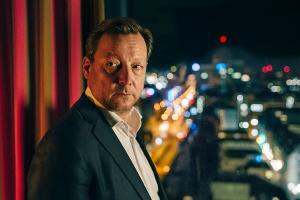 Im Hotelzimmer: Hanns von Meuffels (Matthias Brandt) fühlt sich zunehmend beobachtet
