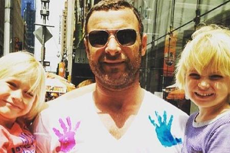 Liev Schreiber, glücklich mit seinen beiden Kids