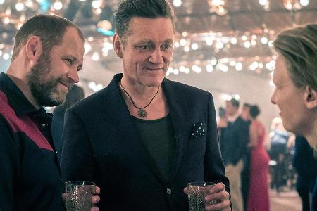 Casper Bondesen (Jacob Hauberg Lohmann, l.) stellt seinem Neffen Oliver (Mathias Käki Jørgensen) den ominösen schwedischen G... Casper Bondesen (Jacob Hauberg Lohmann, l.) stellt seinem Neffen Oliver (Mathias Käki Jørgensen) den ominösen schwedischen G...