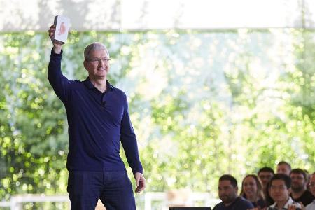 Apple-CEO Tim Cook feiert den riesigen Erfolg des iPhones Apple-CEO Tim Cook feiert den riesigen Erfolg des iPhones