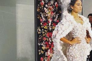 Shanina Shaik übt auf der Paris Fashion Week für ihre Hochzeit