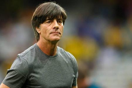 Das Shirt aus mercerisierter Baumwolle wird Bundetrainer Jogi Löw beim EM-Spiel Deutschland gegen Ukraine im schwül-warmen L...