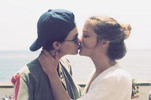 Harley Gusman postete dieses Kuss-Foto mit Ruby Rose und bestätigte damit die Beziehung
