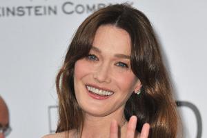Carla Bruni: Kaum auf Instagram und schon nackt