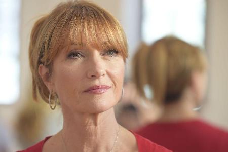 Jane Seymour spielt Oksana, die Lehrerin der Tanzschule