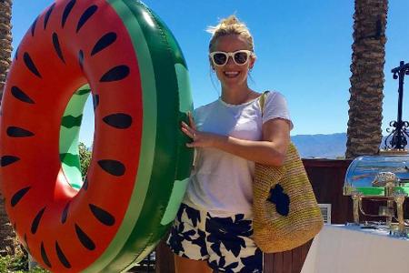 Mit ihrem Outfit und dem Schwimmreifen in Wassermelonen-Optik ist Reese Witherspoon perfekt für einen entspannten Badetag au... Mit ihrem Outfit und dem Schwimmreifen in Wassermelonen-Optik ist Reese Witherspoon perfekt für einen entspannten Badetag au...