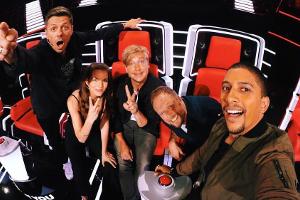 Grüße aus dem "The Voice of Germany"-Studio (v.l.n.r.): Michi Beck, Yvonne Catterfeld, Samu Haber, Smudo und Andreas Bourani
