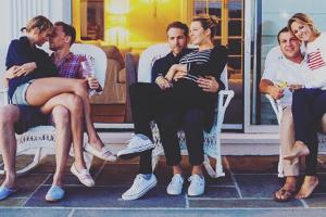 Taylor Swift und Tom Hiddleston kuscheln selig neben Ryan Reynolds und Blake Lively