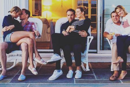Taylor Swift und Tom Hiddleston kuscheln selig neben Ryan Reynolds und Blake Lively