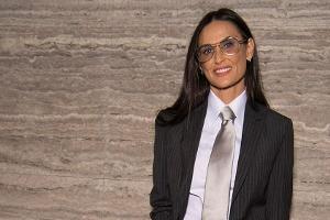 Demi Moore im Anzug bei der "Paris One"-Show