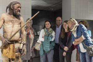 Ein Hoch auf Ötzi: Südtirol feiert den 25. Geburtstag seines Fundes