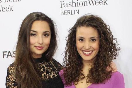Rona Özkan (l.) neben ihrer Rona Özkan (l.) neben ihrer