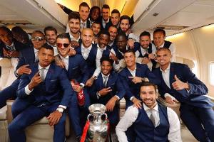 So sehen Sieger aus: Die Europameister grüßen aus dem Flieger
