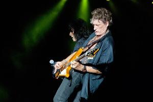 Joe Perry bricht bei Auftritt mit Johnny Depp zusammen