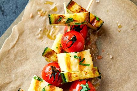 Halloumi-Spieße vom Grill, wie hier mit Zucchini und fruchtigen Tomaten, sind nicht nur für Vegetarier ein Hochgenuss