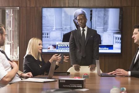 Doug Guggenheim (Josh Lawson), Jeannie Van Der Hooven (Kirsten Bell), Marty Kaan (Don Cheadle) und Clyde Oberholt (Ben Schwa...