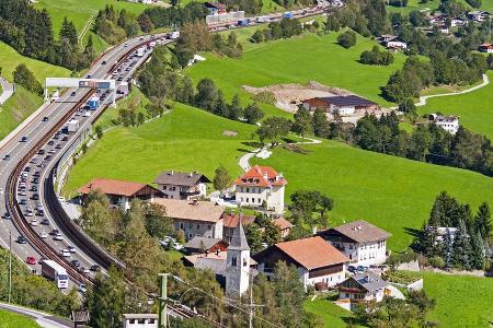 Die Brennerautobahn gehört zu den vielbefahrensten Strecken in Europa Die Brennerautobahn gehört zu den vielbefahrensten Strecken in Europa