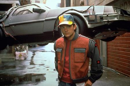Diesmal führt den arg gebeutelten Zeitreisenden Marty McFly ein wichtiger Auftrag direkt in seine eigene Zukunft Diesmal führt den arg gebeutelten Zeitreisenden Marty McFly ein wichtiger Auftrag direkt in seine eigene Zukunft