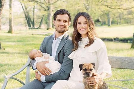 Geburstagsfoto: Prinz Carl Philip mit Prinz Alexander im Arm und Ehefrau, Prinzessin Sofia, nebst Hund Siri Geburstagsfoto: Prinz Carl Philip mit Prinz Alexander im Arm und Ehefrau, Prinzessin Sofia, nebst Hund Siri