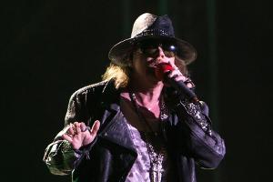 Waffe im Gepäck: Guns N' Roses in Polizeigewahrsam