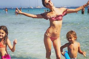 Topmodel Alessandra Ambrosio planscht mit ihren Kindern im spanischen Meer