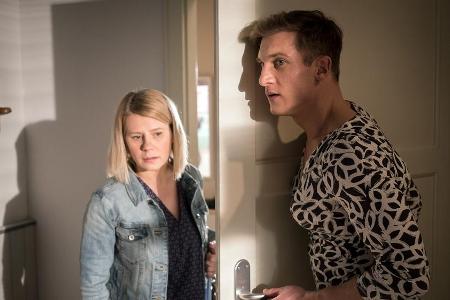 Überraschung für Nina (Jacqueline Svilarov): Ihr Bruder Marek (Martin Walde) trägt Frauenkleider Überraschung für Nina (Jacqueline Svilarov): Ihr Bruder Marek (Martin Walde) trägt Frauenkleider