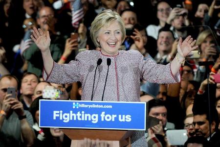 Hillary Clinton ist es wichtig, auch modisch Verbundenheit zu Amerika zu zeigen Hillary Clinton ist es wichtig, auch modisch Verbundenheit zu Amerika zu zeigen