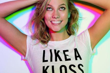 Karlie Kloss in ihren selbst-entworfenen T-Shirt Karlie Kloss in ihren selbst-entworfenen T-Shirt