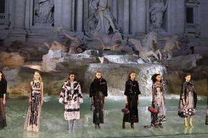 Kendall Jenner und Bella Hadid: Zauberhafte Show am Trevi-Brunnen
