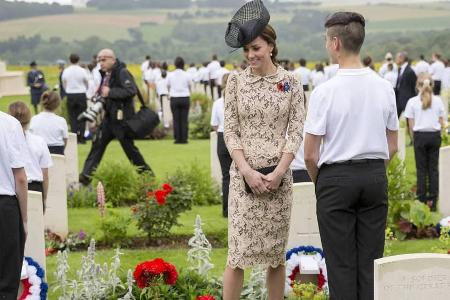 Das cremefarbene Kleid passte perfekt zu Kates Teint und Haaren Das cremefarbene Kleid passte perfekt zu Kates Teint und Haaren