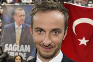 Jan Böhmermann wird sich wohl noch länger mit Gerichten herumschlagen müssen