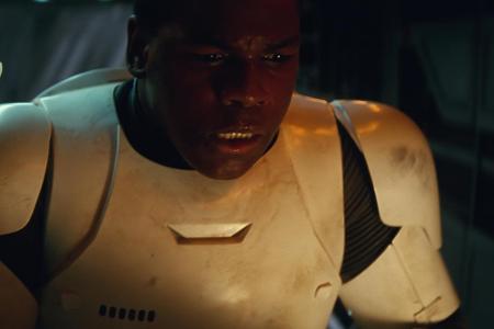 Ebenfalls erst 23 Jahre alt ist der zweite Newcomer, den J. J. Abrams für eine Hauptrolle auserkoren hat: John Boyega. Er st...